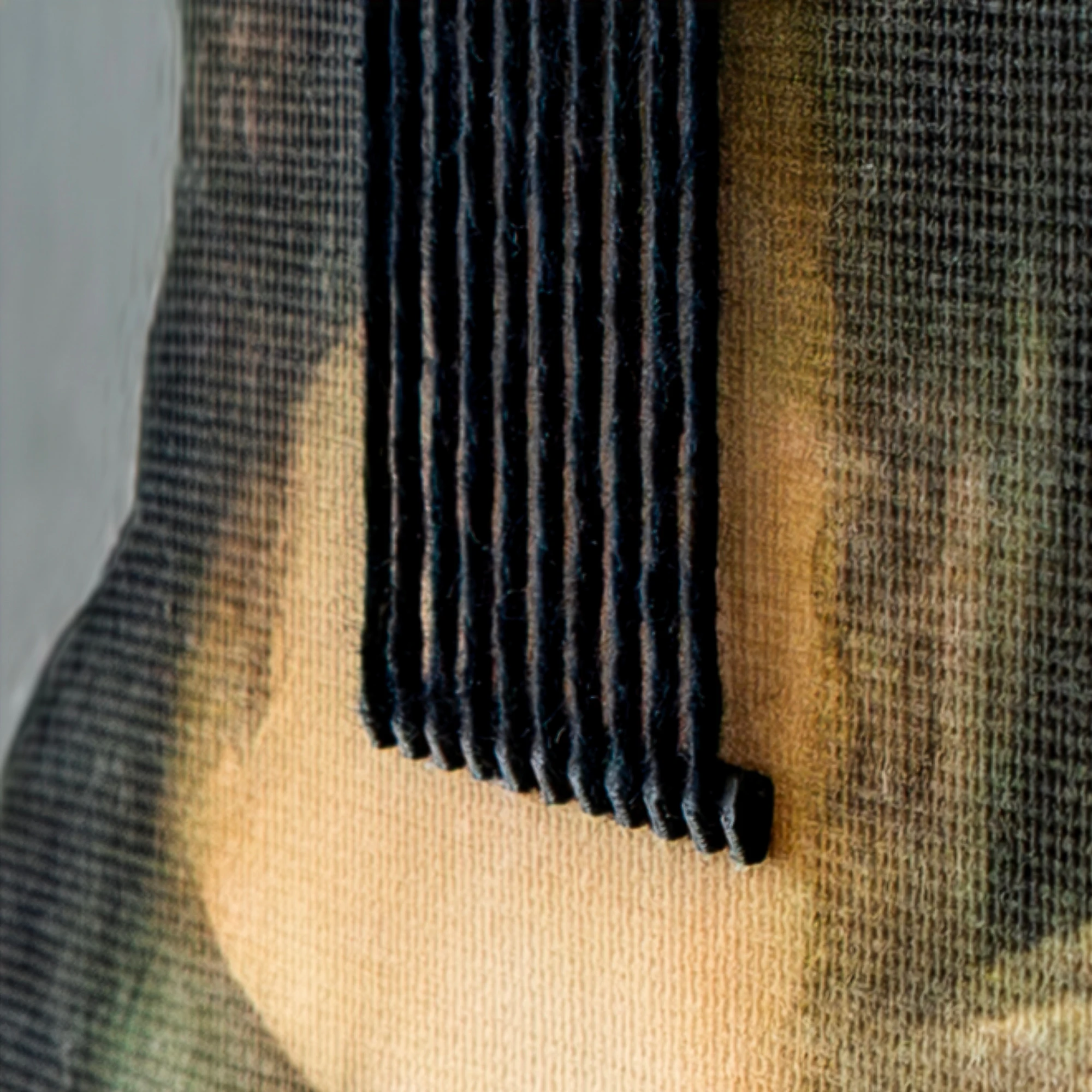 יצירת אמנות memoire על בסיס הדפס "מונה ליזה" על לוח עץ צבוע בשילוב רקמה ידנית ליצירת אשליה אופטית של תמונה משתנה