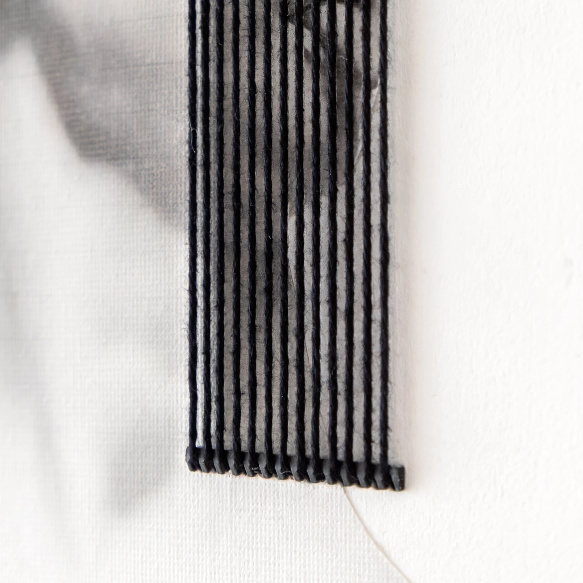 יצירת אמנות memoire על בסיס הדפס "דוד" על לוח עץ צבוע בשילוב רקמה ידנית ליצירת אשליה אופטית של תמונה משתנה