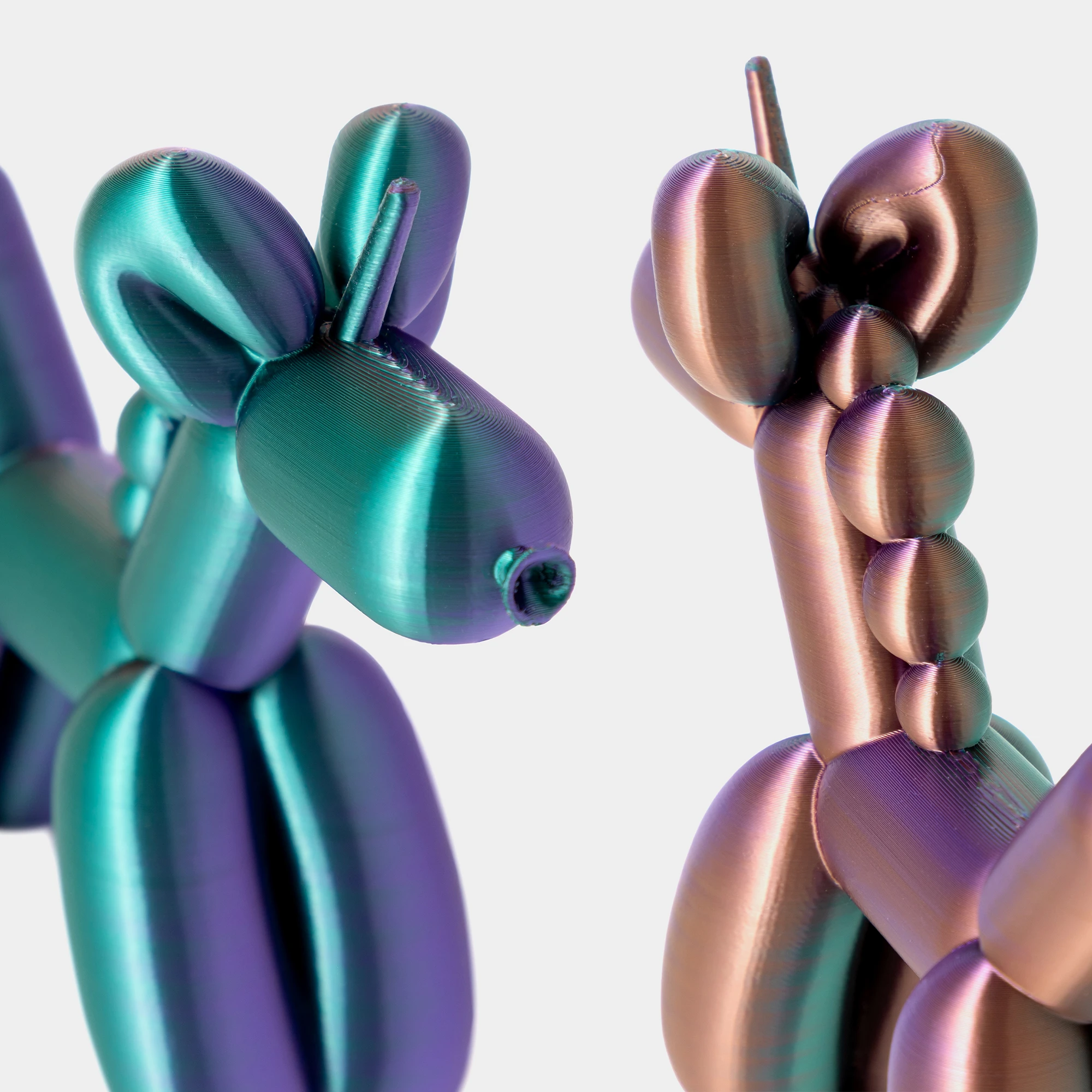 הדפסת תלת מימד של בלון בצורת חד קרן מחליף צבעים חום-סגול-ירוק