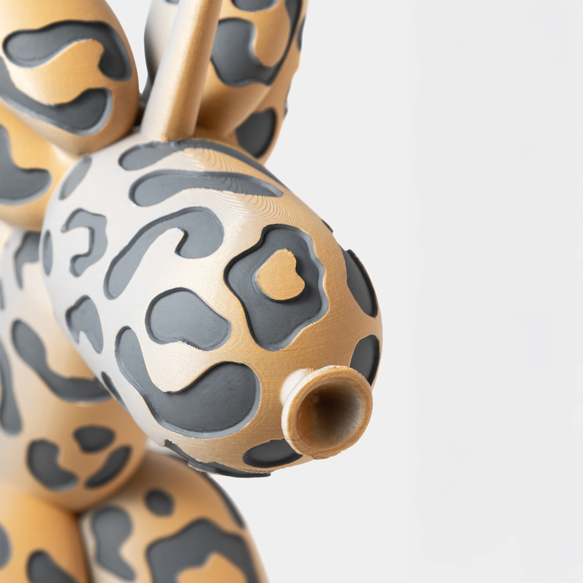 הדפסת תלת מימד של בלון בצורת חד קרן בצבע אפור וטרקוטה מנומר